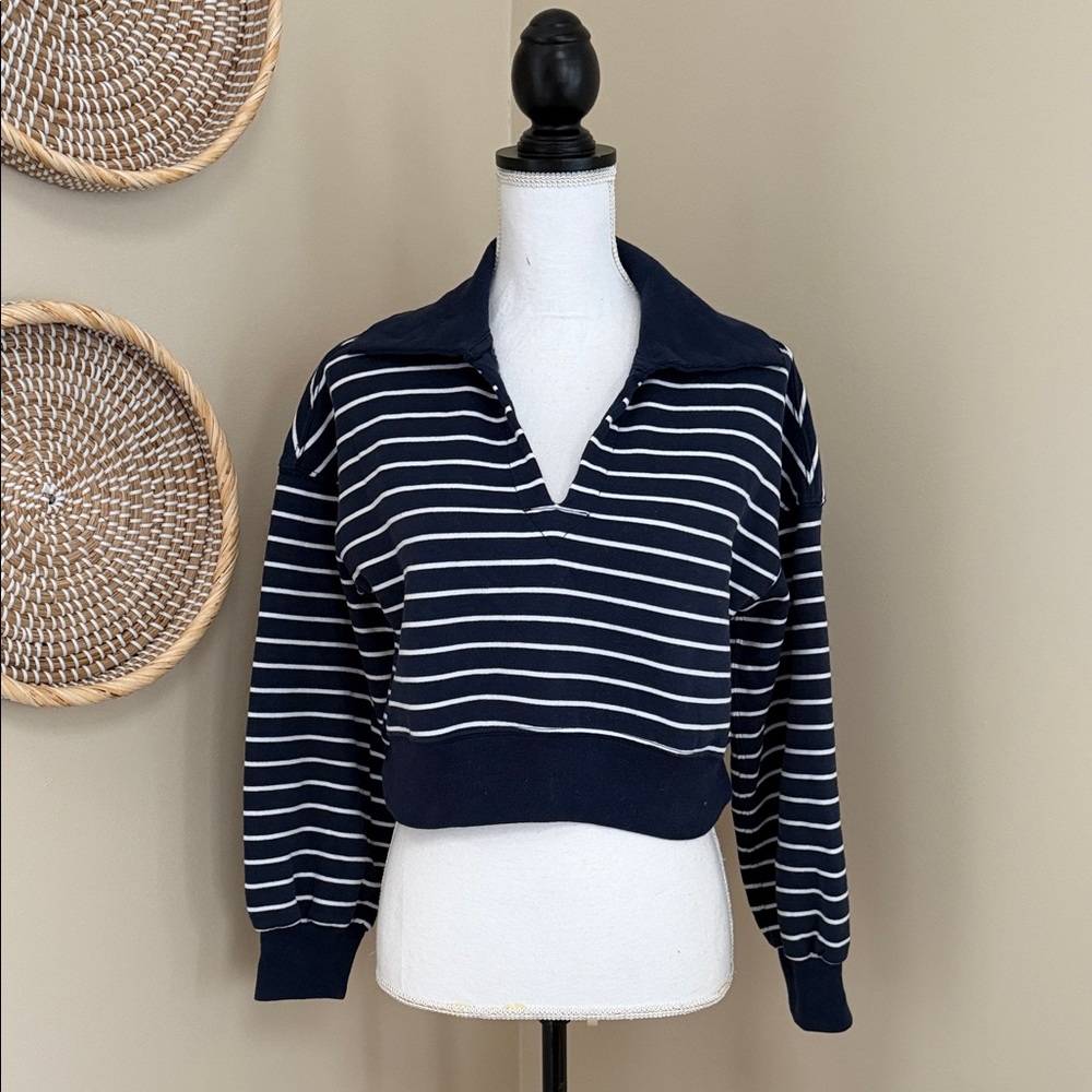 Abercrombie & Fitch Navy and White V-Neck Cropped Pullover
